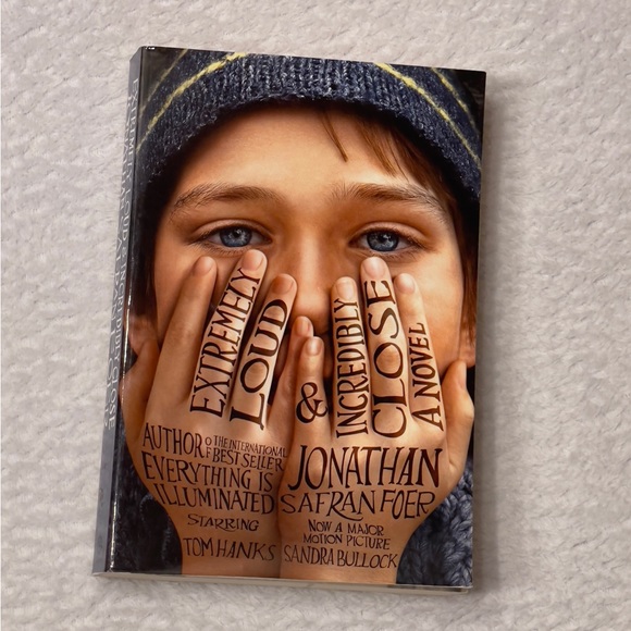 Extremely Loud And Incredibly Close Paperback Book - Picture 2 of 3